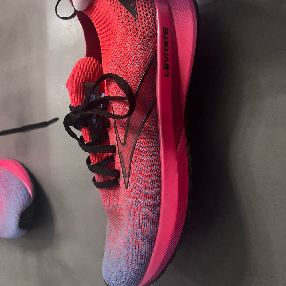 Brooks energize neutral tennis shoes